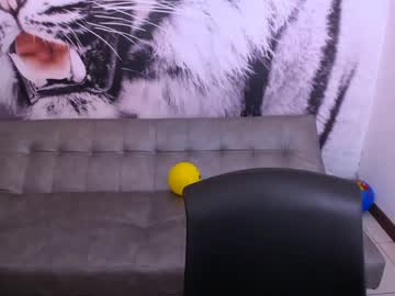 ينيك خطيبتة ابيت اهلها ويفتح كسها