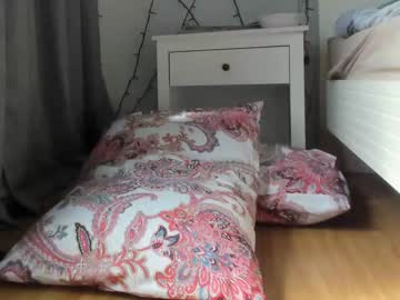 سكس امهات هايجه مربربه تدخل على ابنها وتلعب فى زبه وتتناك منه